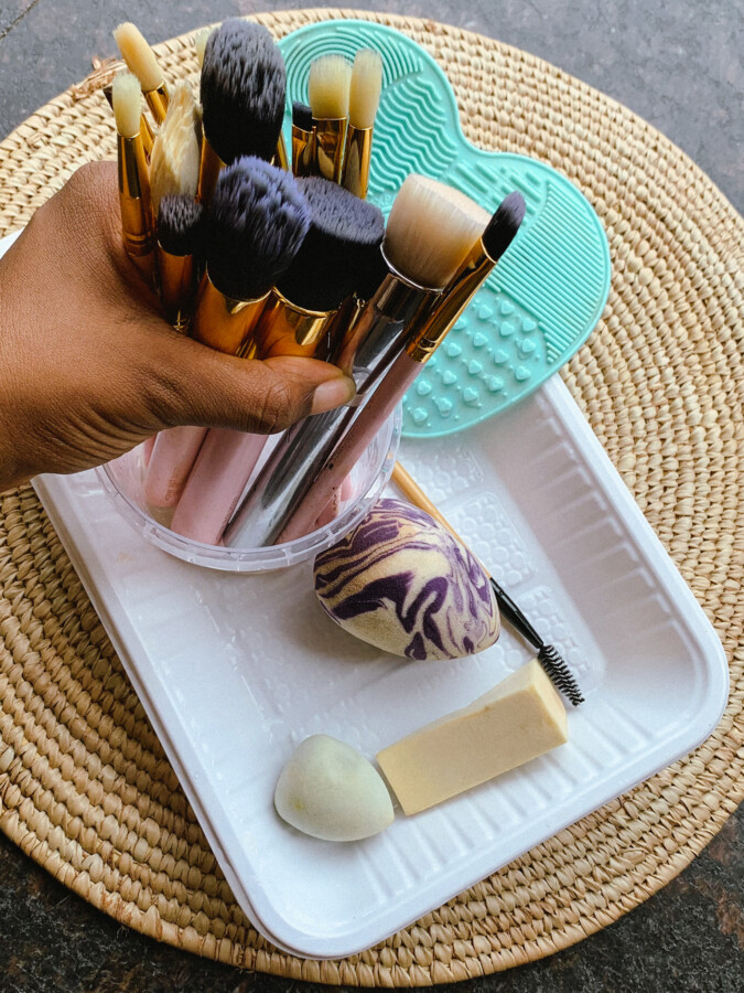 how-to-clean-your-make-up-brushes-with-silicone-mat-by-blogger-iruoma
