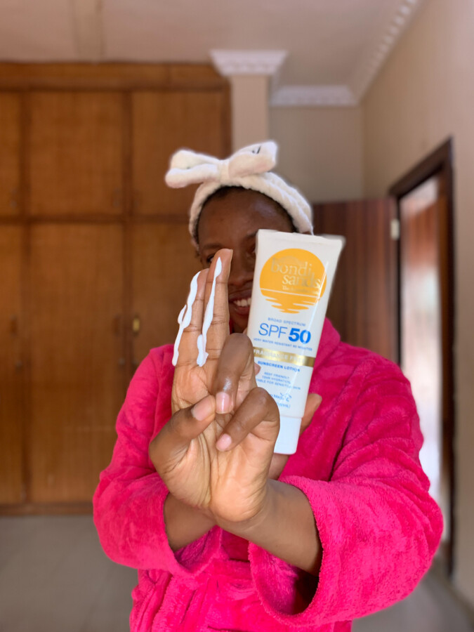 blogger-iruoma-showing-2-finger-breadth-method-of-sunscreen-application