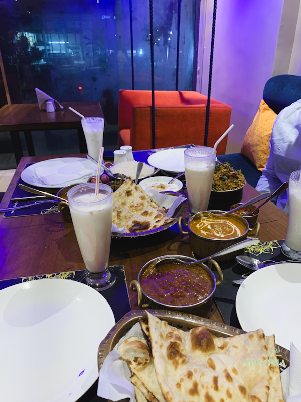 naan-buttered-bread-and-sauce-served-at-rangla-punjab